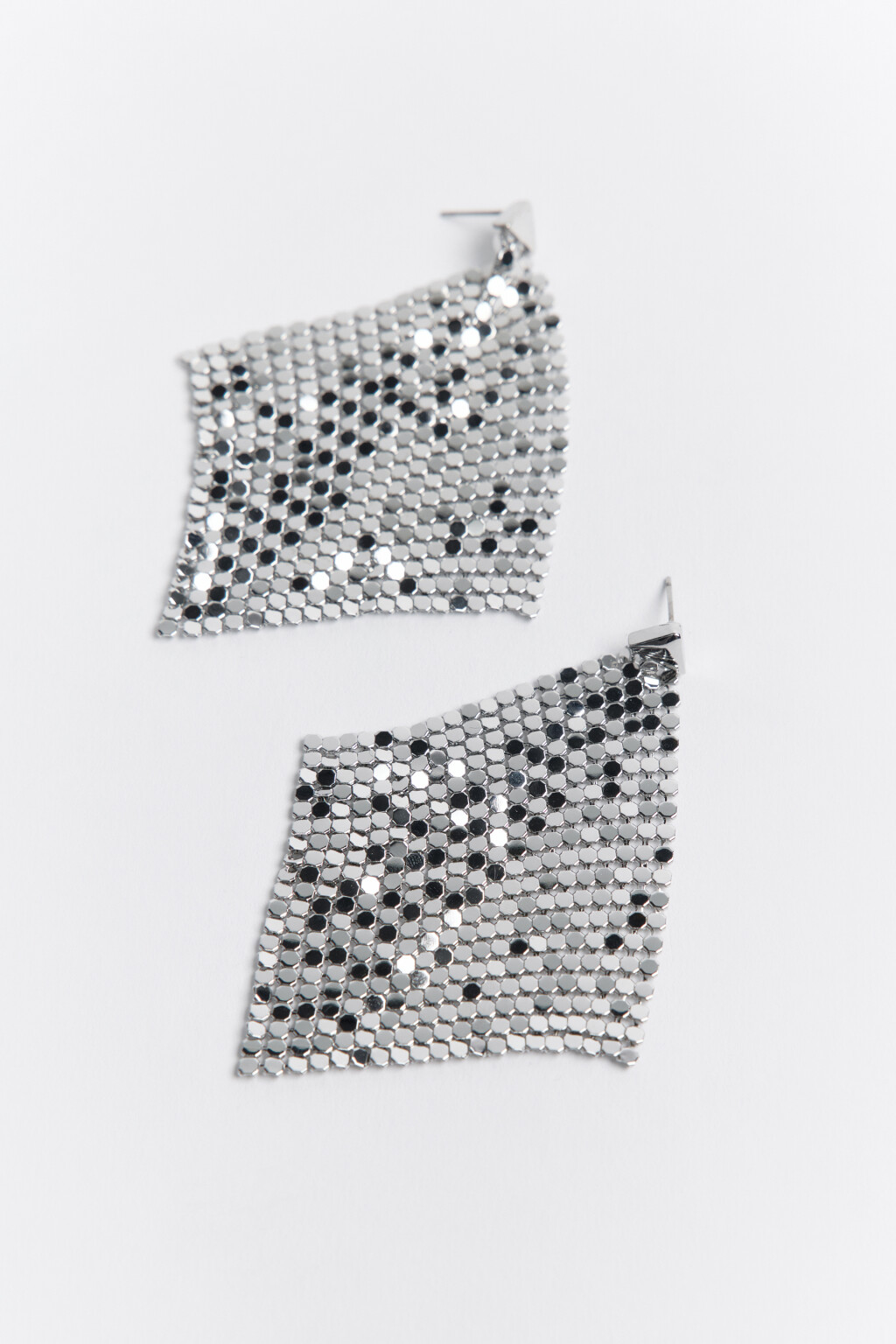 Серьги серебристые с металлическим декором - цвет серый - 2