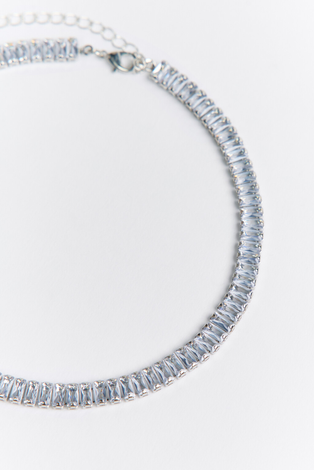 Колье-чокер серебристое с кристаллами - цвет серый - 1