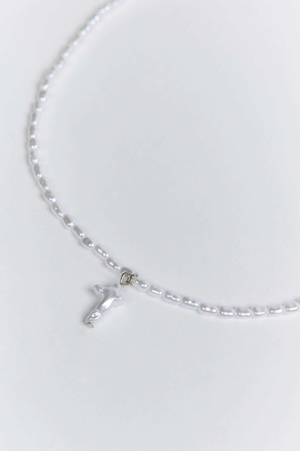 Цепочка на шею с жемчужным бисером и подвеской - цвет серый - 2