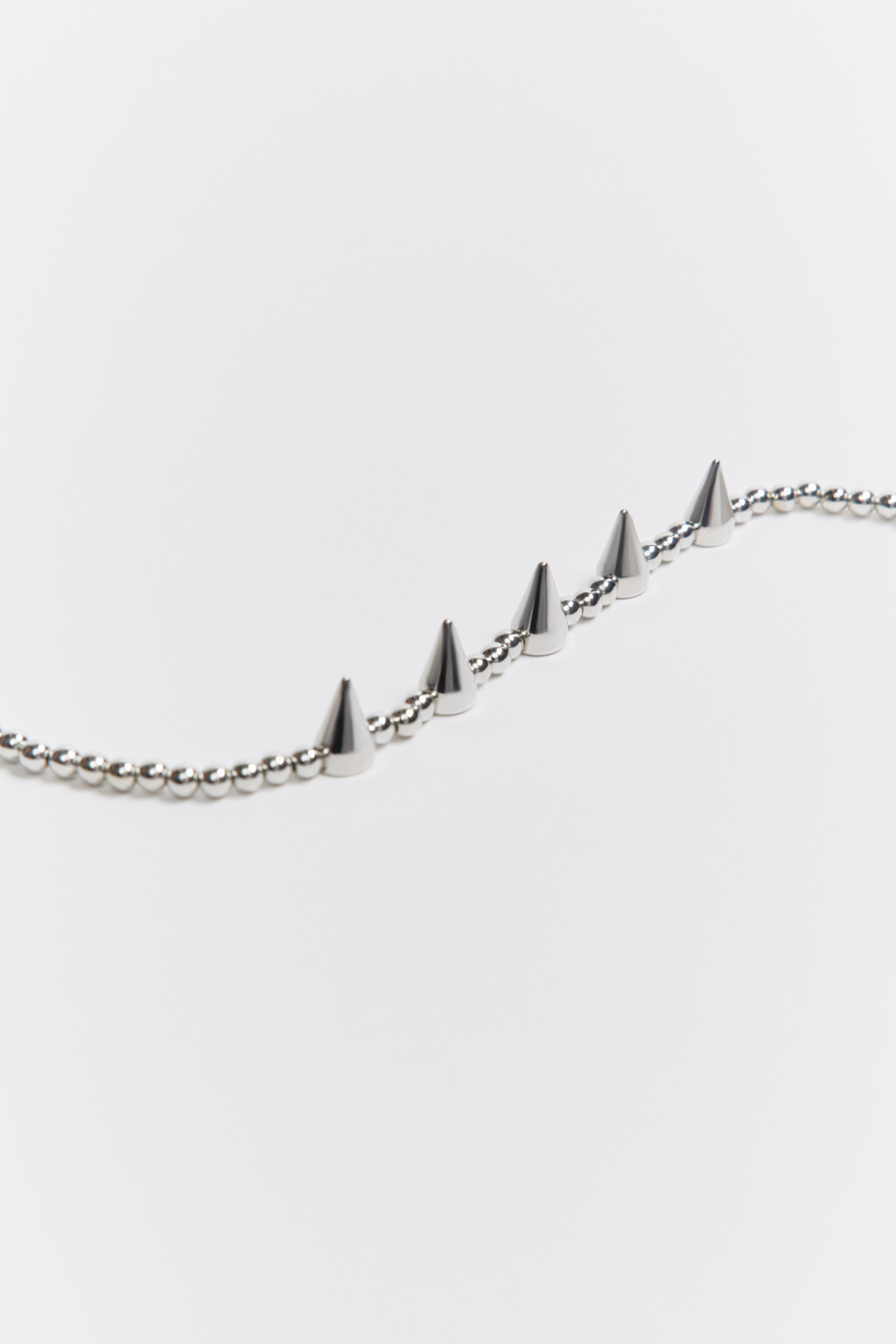 Колье с металлическим бисером и шипами - цвет серый - 2