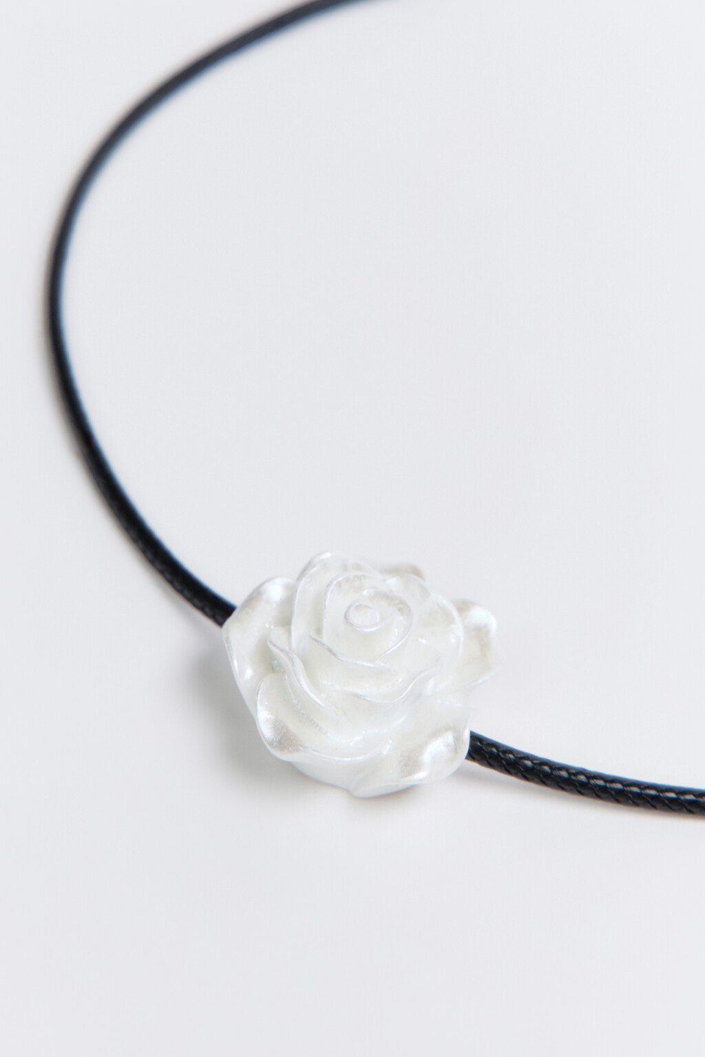 Колье-чокер с жемчужным цветком - цвет серый - 1