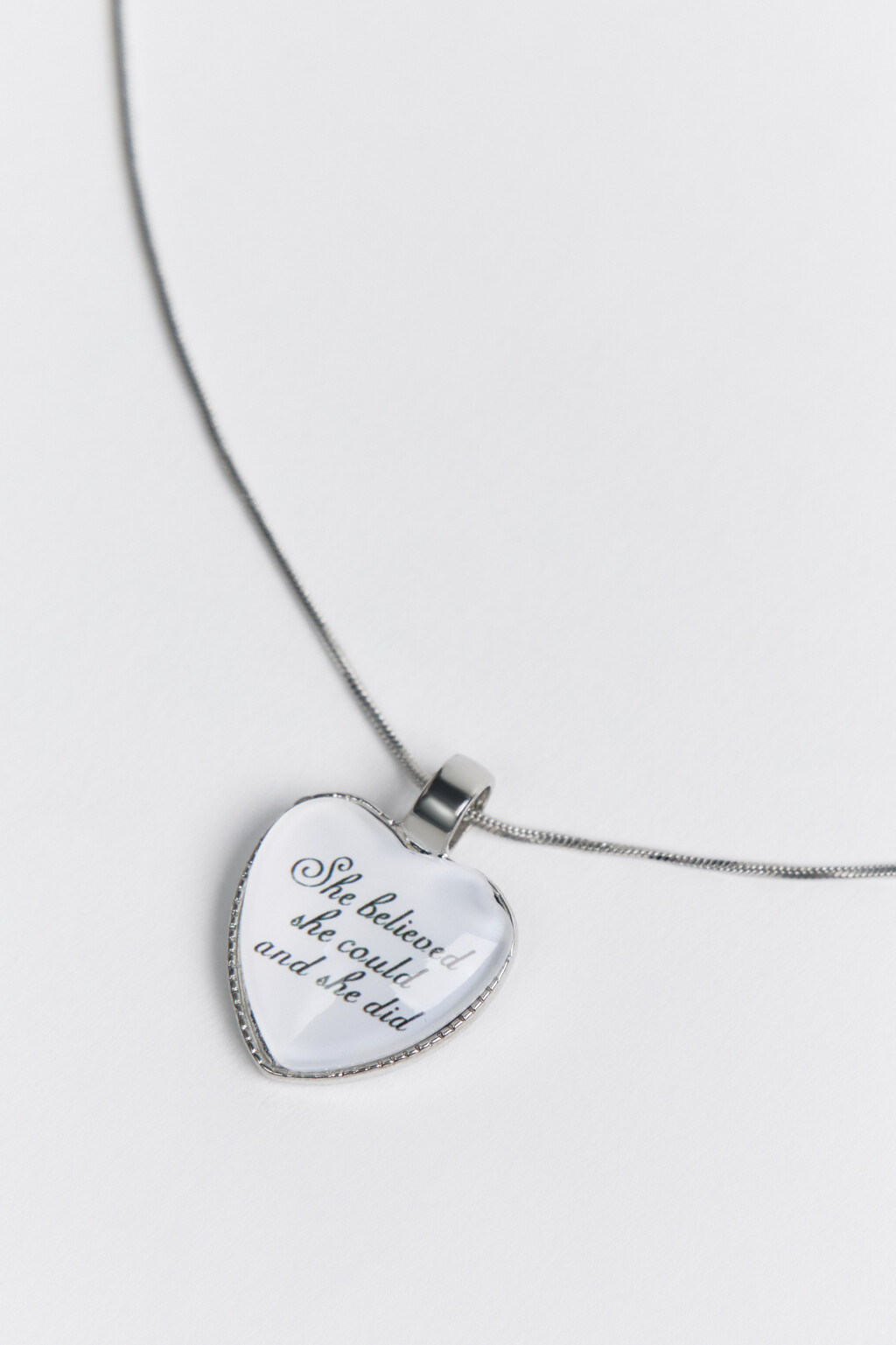 Цепочка с подвеской-сердцем и надписью - цвет белый - 1