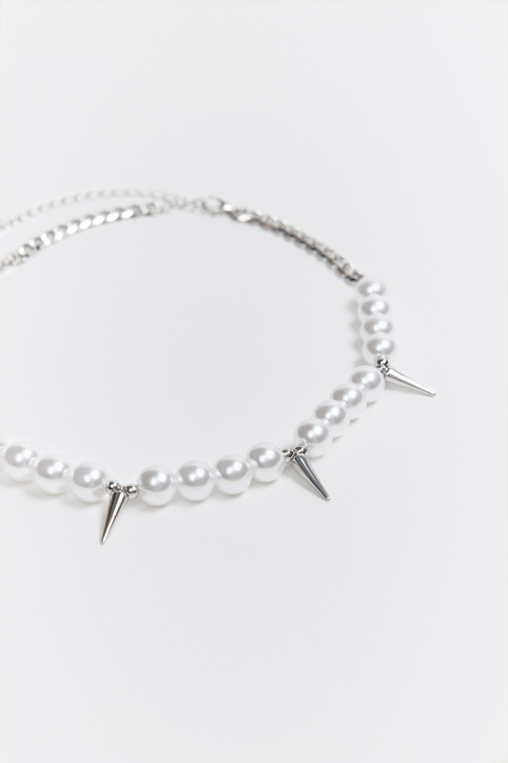 Колье с жемчужным бисером и шипами - цвет серый - 2