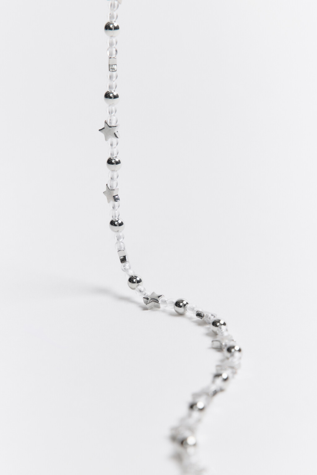 Цепочка на шею с бусинками и звездочками - цвет серый - 1