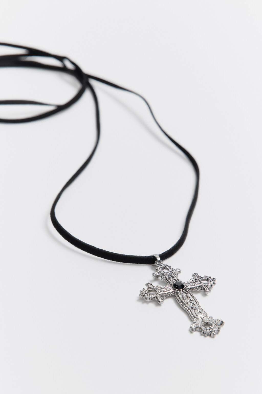 Колье-шнурок с подвеской в виде креста - цвет серый - 2