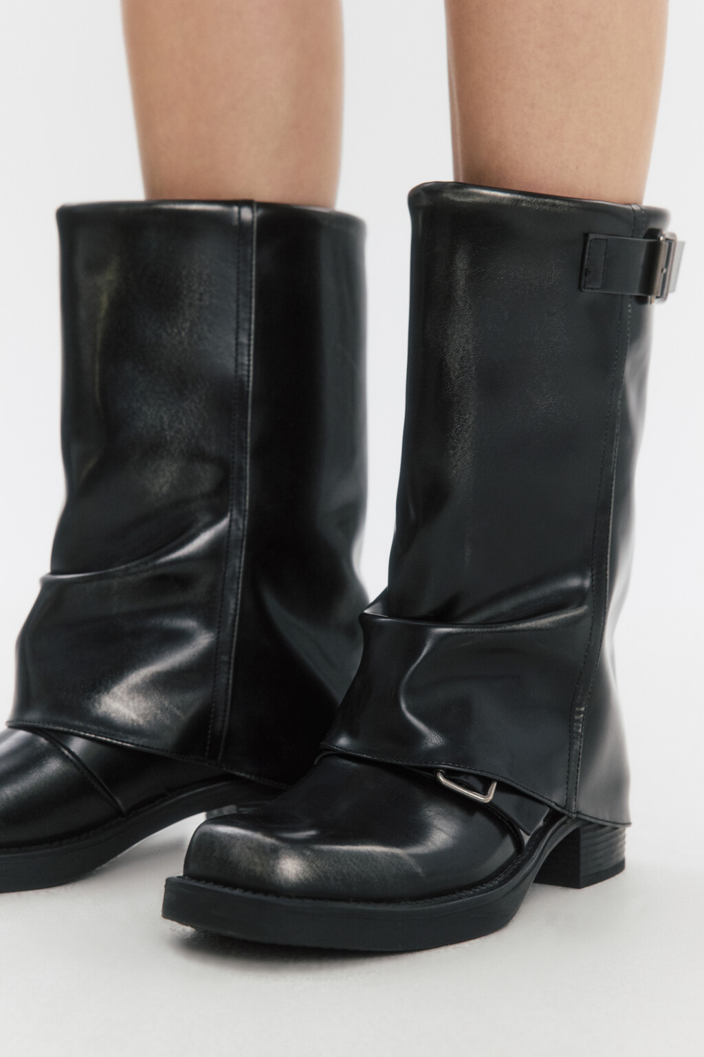 Полусапоги с металлическими пряжками - цвет черный - 1