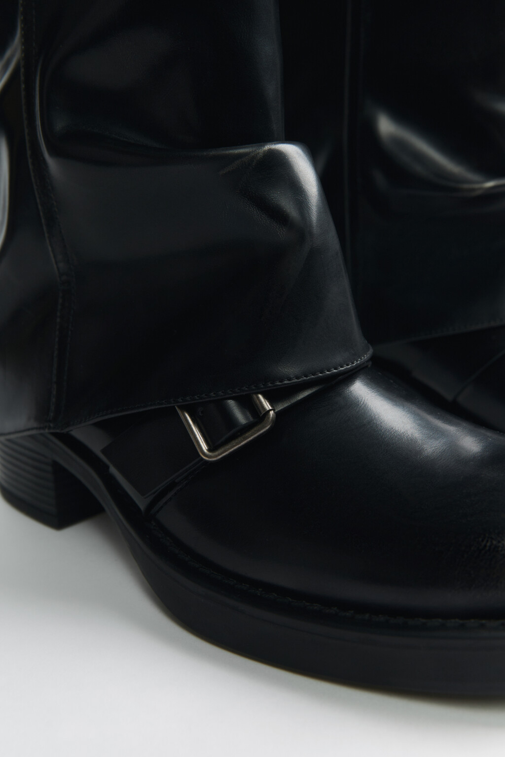 Полусапоги с металлическими пряжками - цвет черный - 7