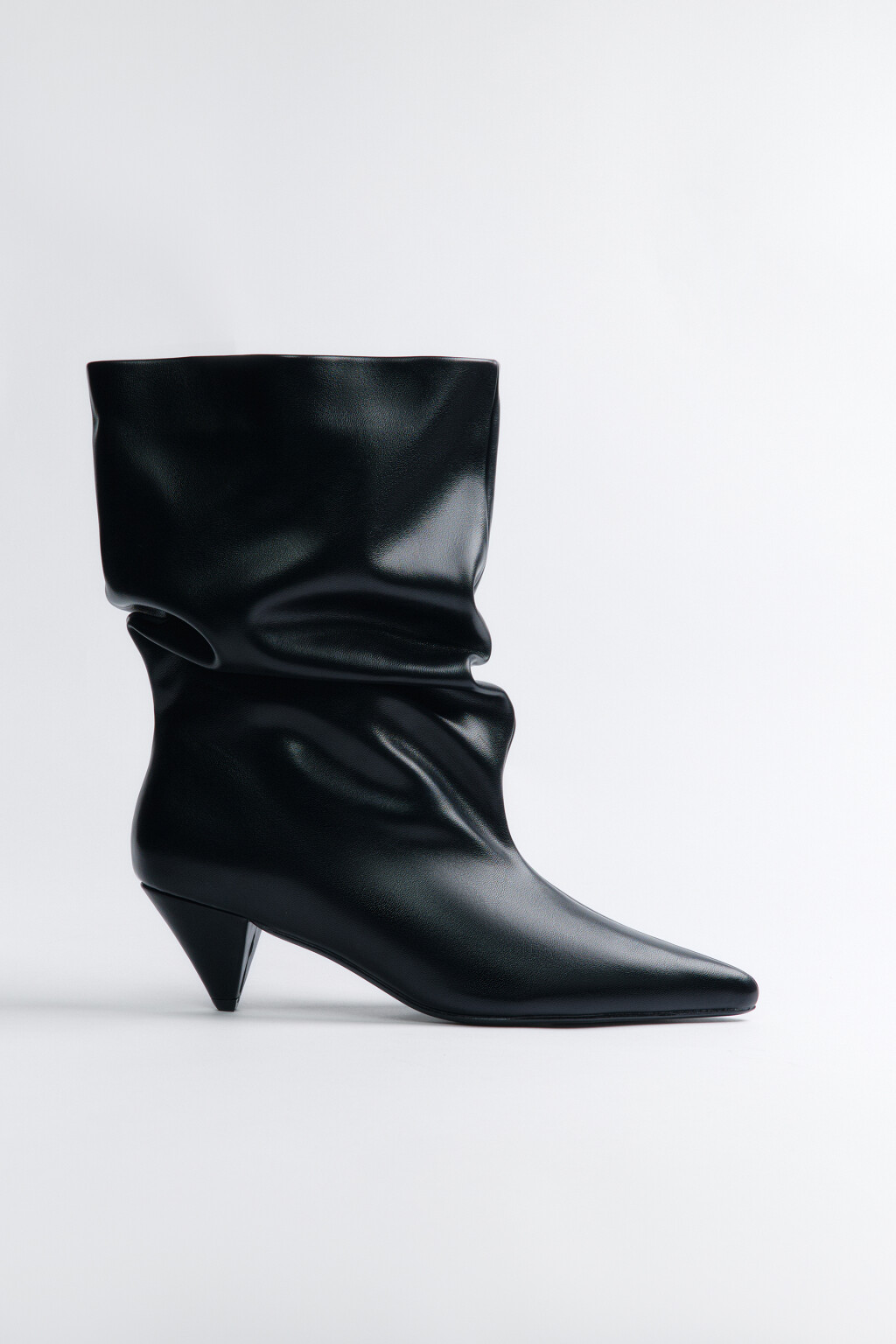 Сапоги на скошенном каблуке с широким голенищем - цвет черный - 1