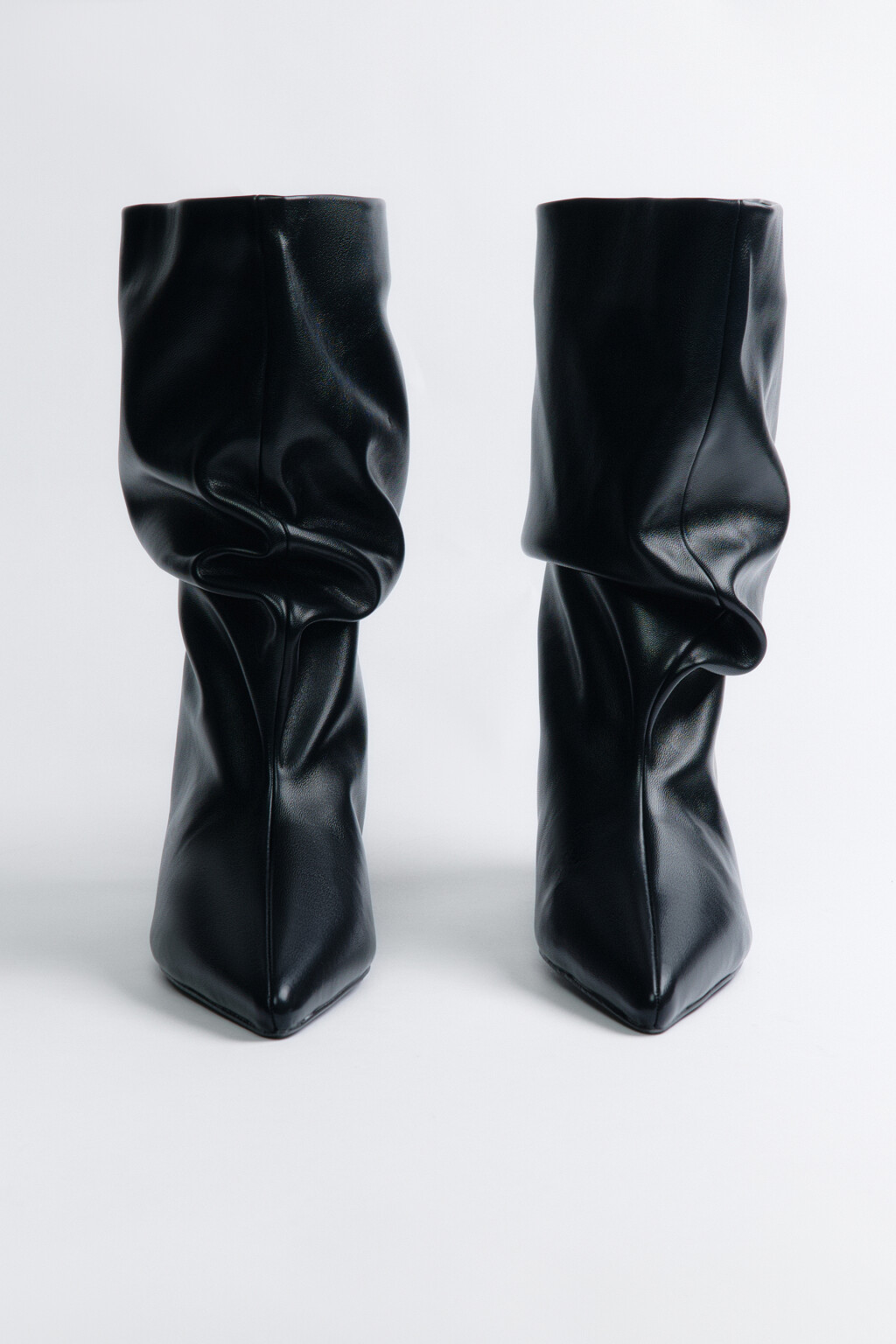 Сапоги на скошенном каблуке с широким голенищем - цвет черный - 2