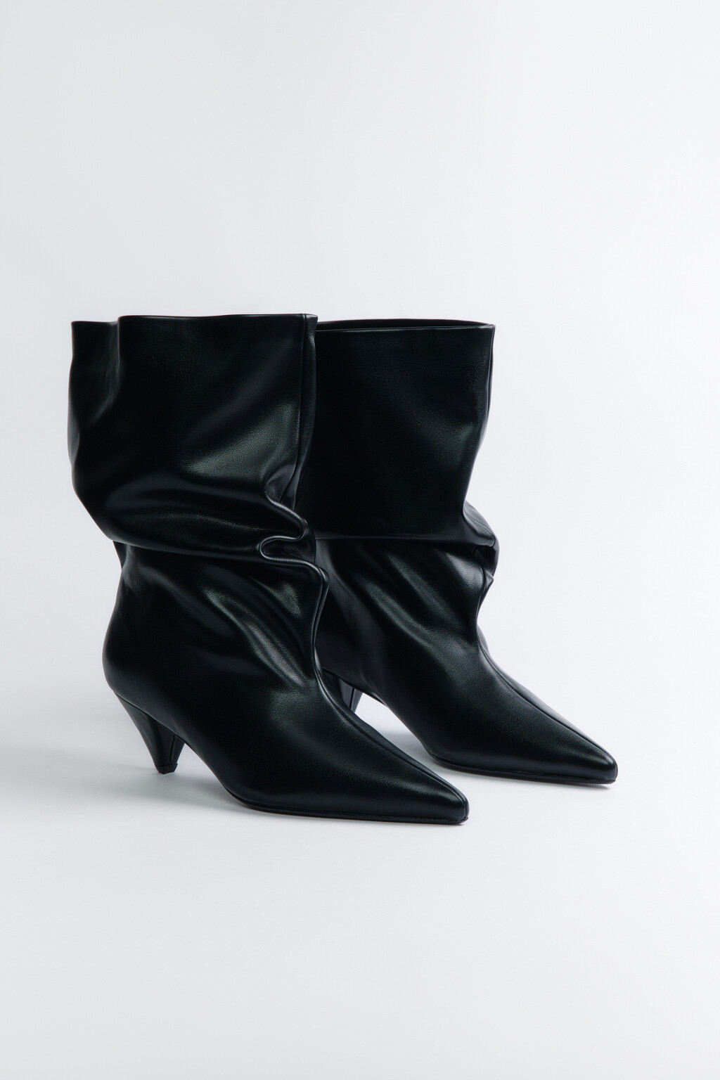 Сапоги на скошенном каблуке с широким голенищем - цвет черный - 3