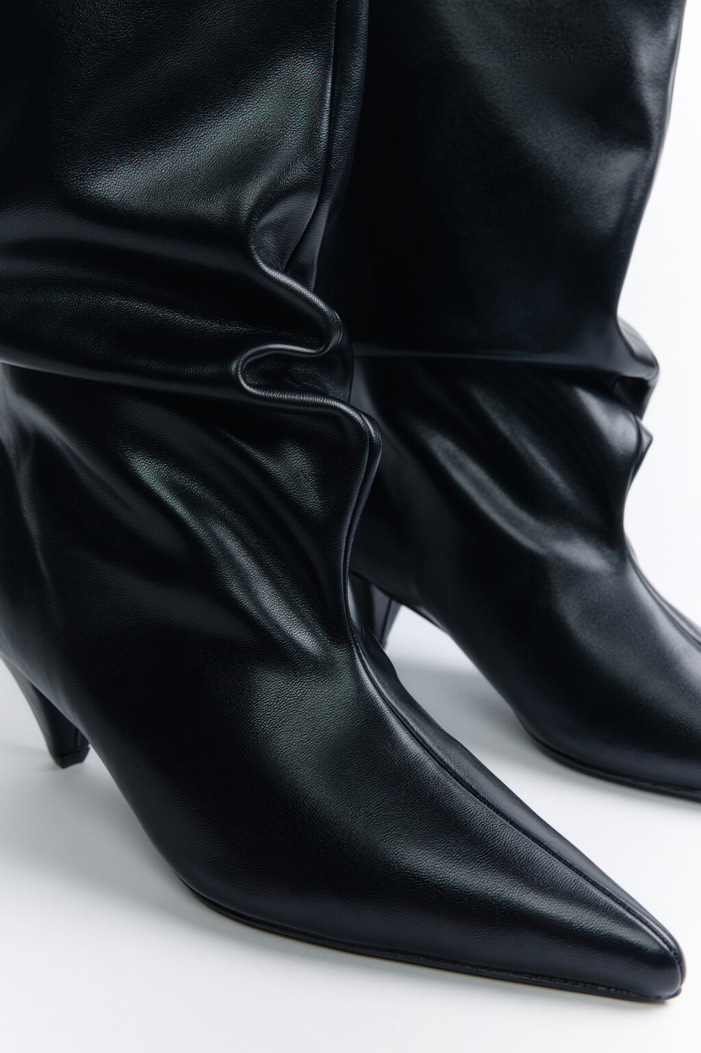 Сапоги на скошенном каблуке с широким голенищем - цвет черный - 4