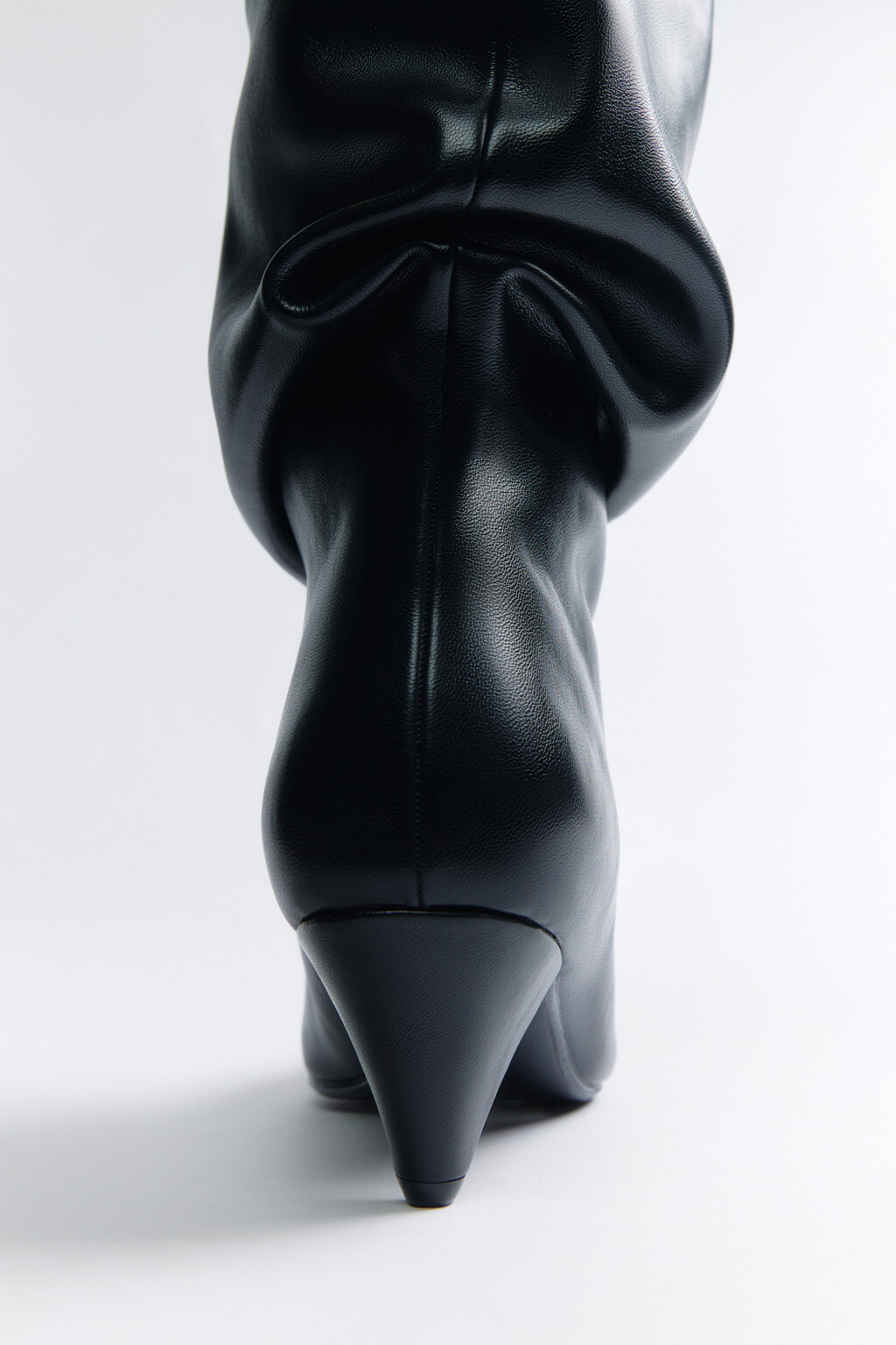 Сапоги на скошенном каблуке с широким голенищем - цвет черный - 6