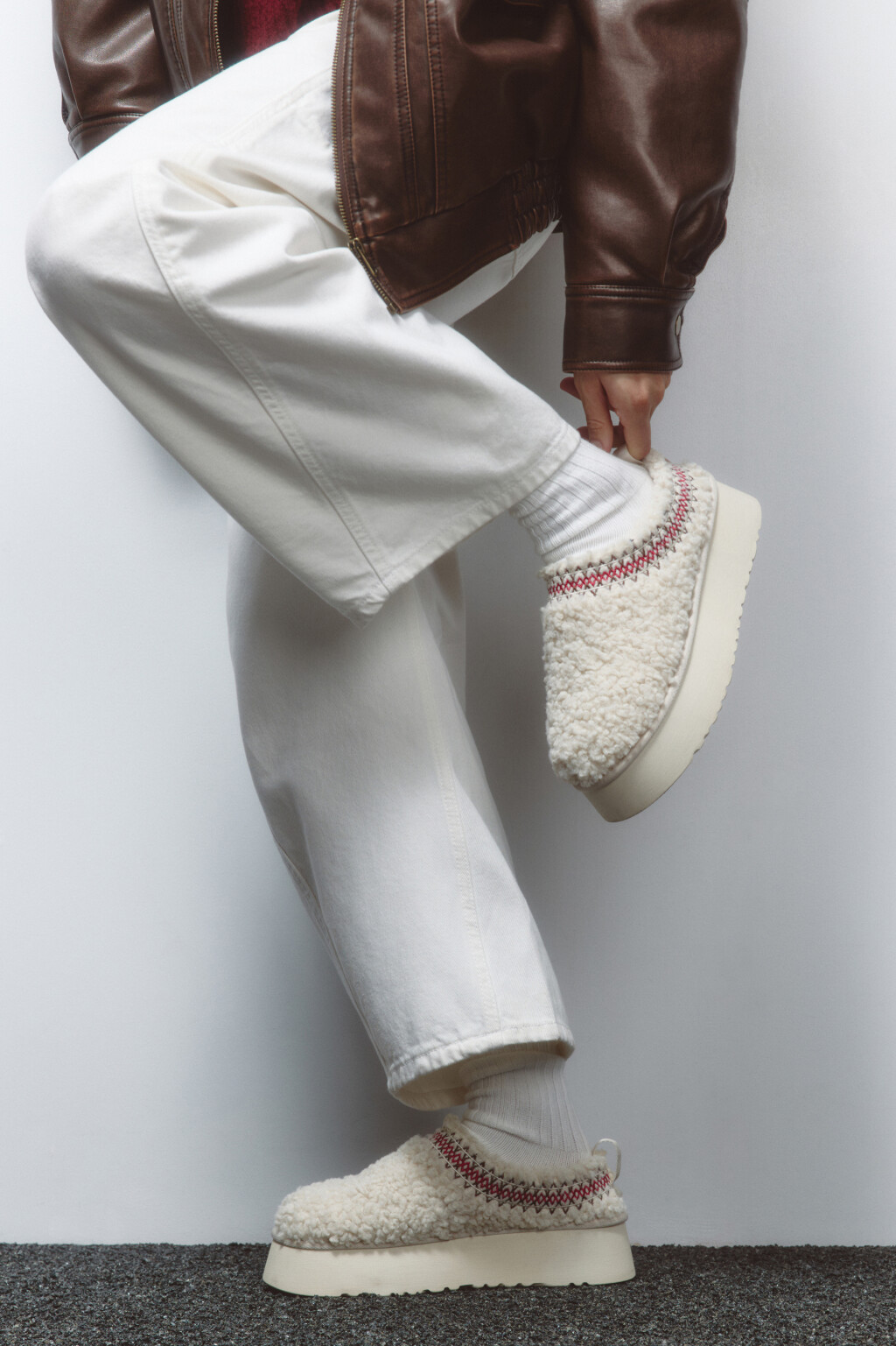 Ботинки-угги из искусственного меха с вышивкой - цвет молочный - 5