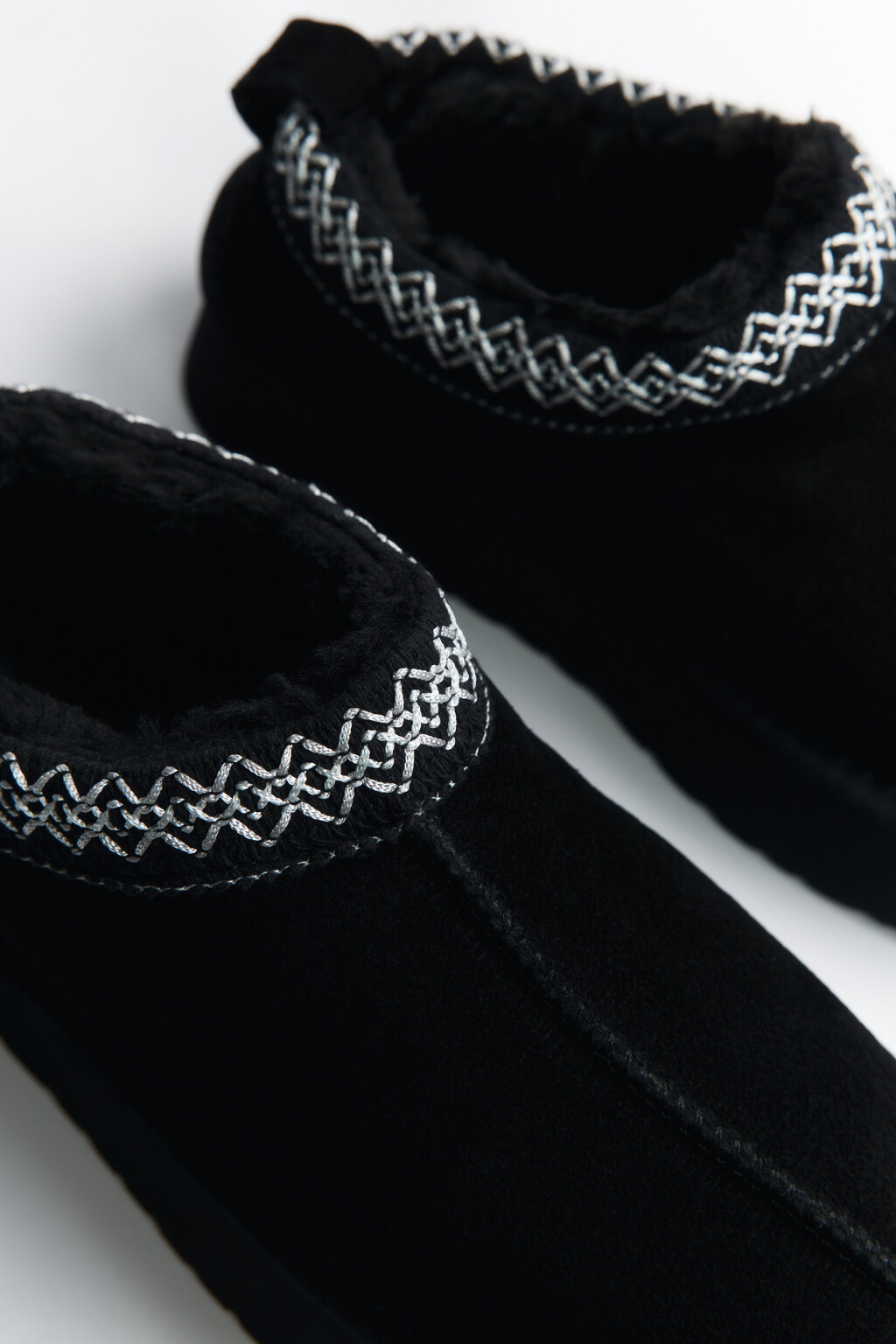 Ботинки-угги низкие из натуральной замши - цвет черный - 4