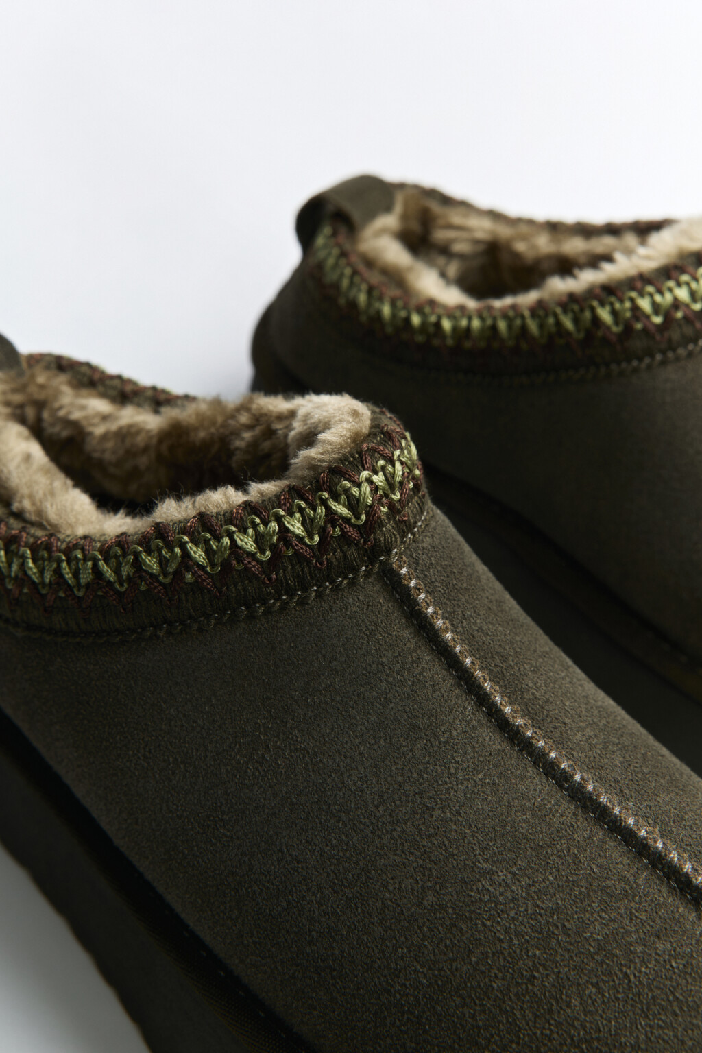 Ботинки-угги низкие замшевые с вышивкой - цвет зеленый - 4