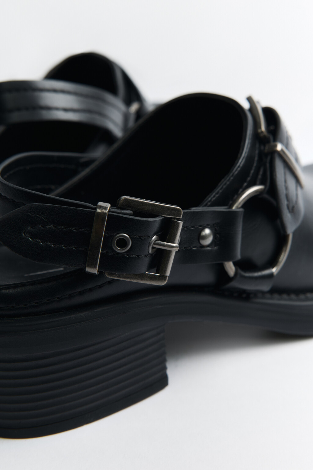 Ботинки на каблуке с металлическими пряжками - цвет черный - 5