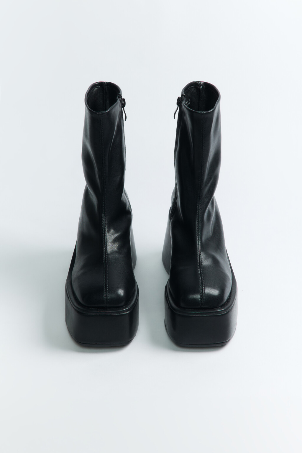 Ботинки высокие на массивной платформе - цвет черный - 2