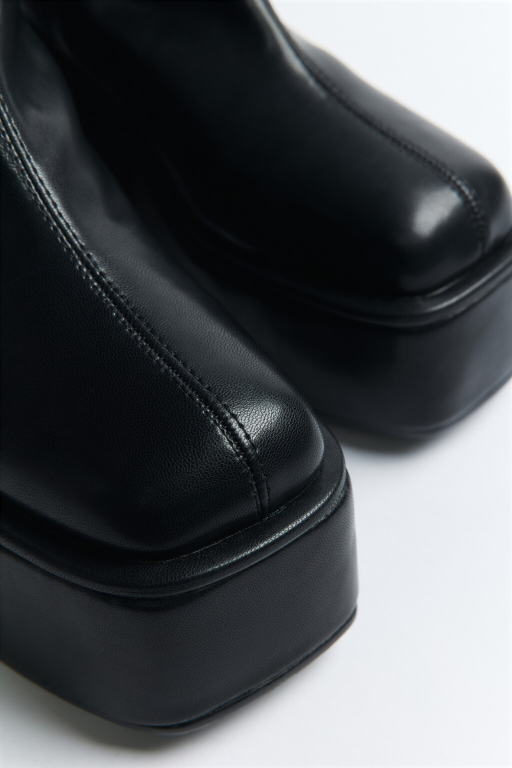 Ботинки высокие на массивной платформе - цвет черный - 4