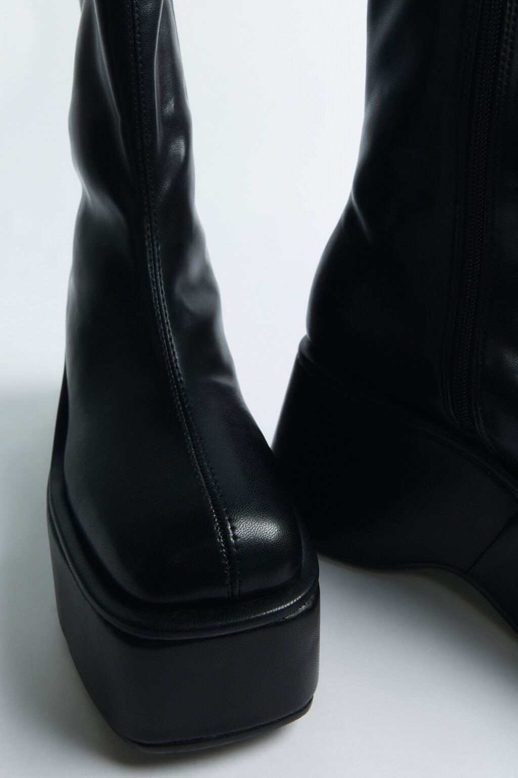 Ботинки высокие на массивной платформе - цвет черный - 5