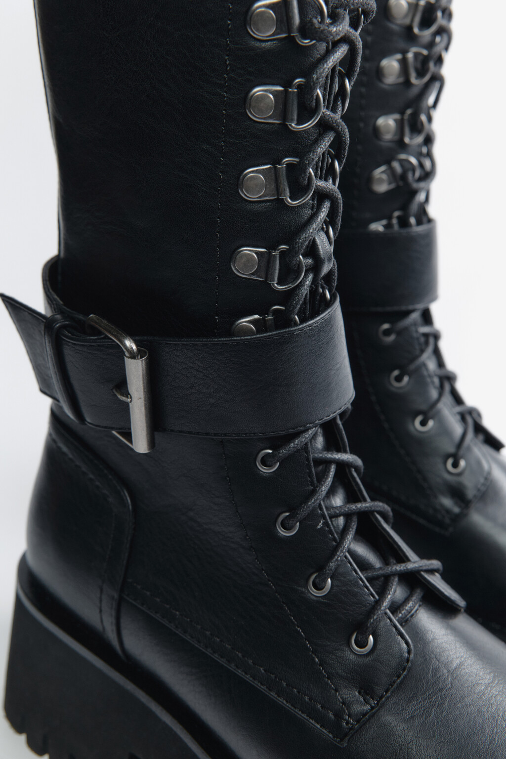 Ботинки со шнурками на массивной платформе - цвет черный - 4