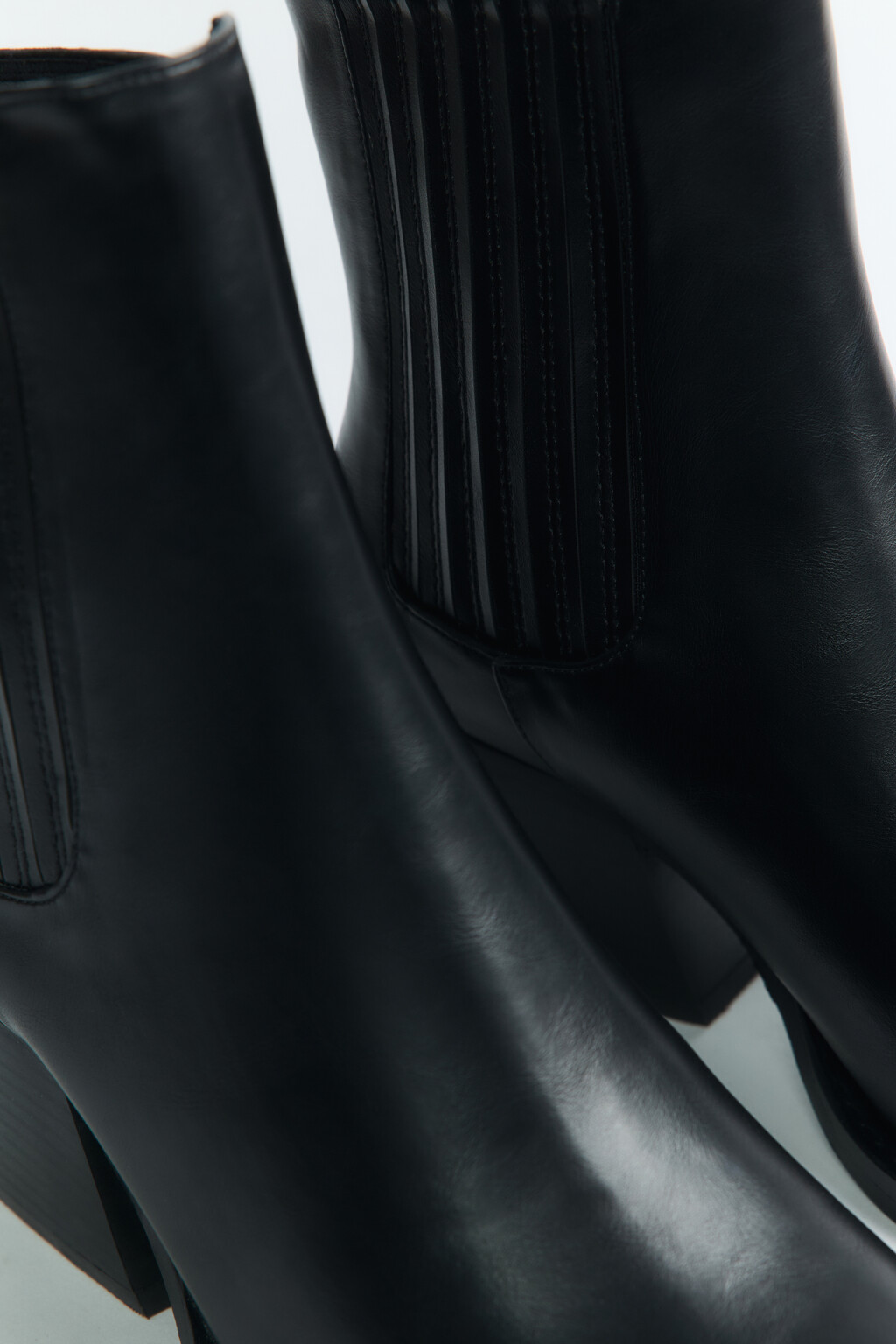 Ботинки-казаки со скошенным каблуком - цвет черный - 5