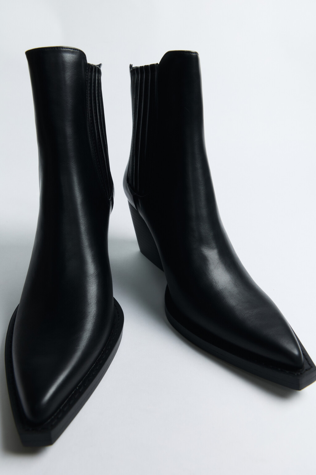 Ботинки-казаки со скошенным каблуком - цвет черный - 4