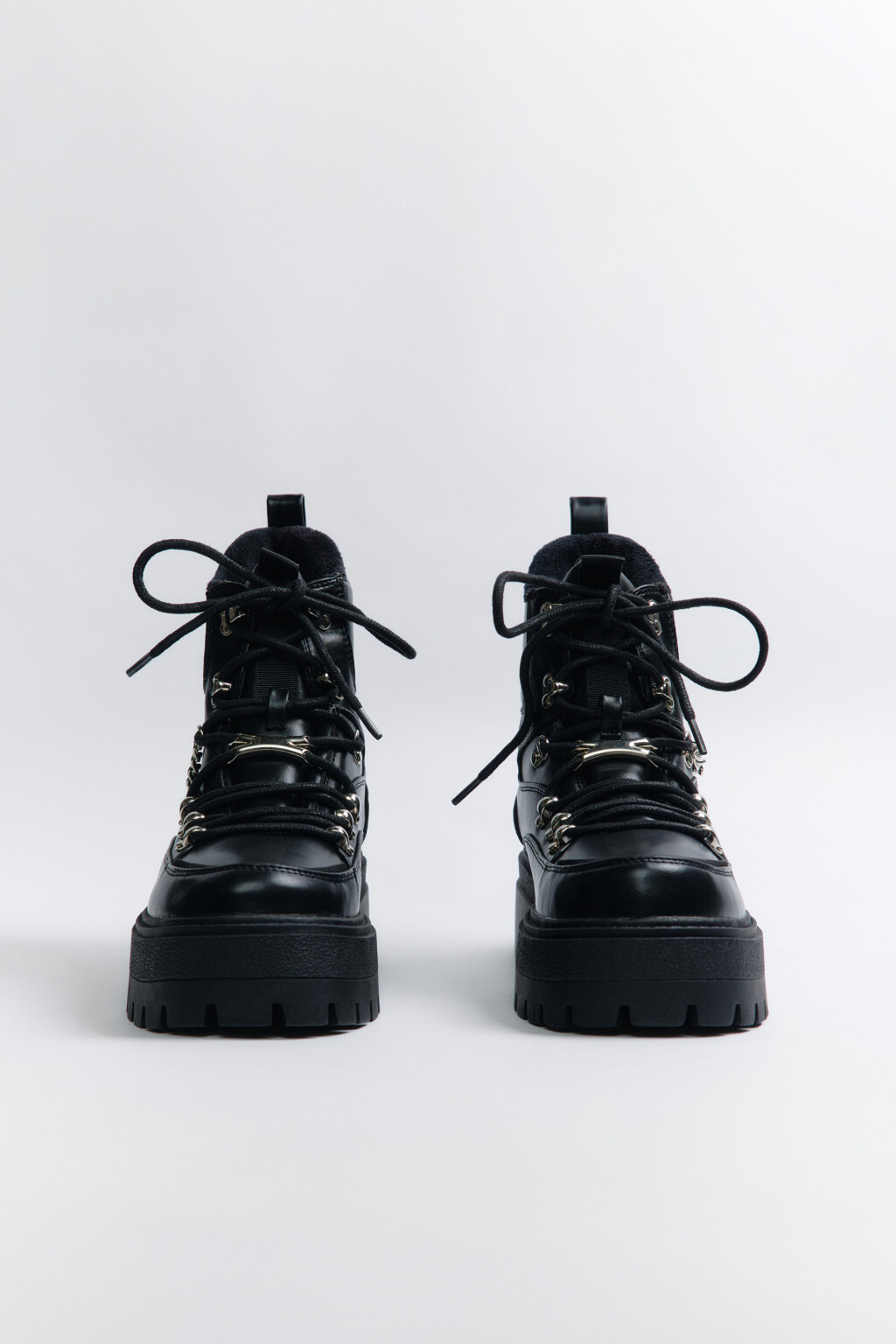 Ботинки на платформе с металлическим декором - цвет черный - 2
