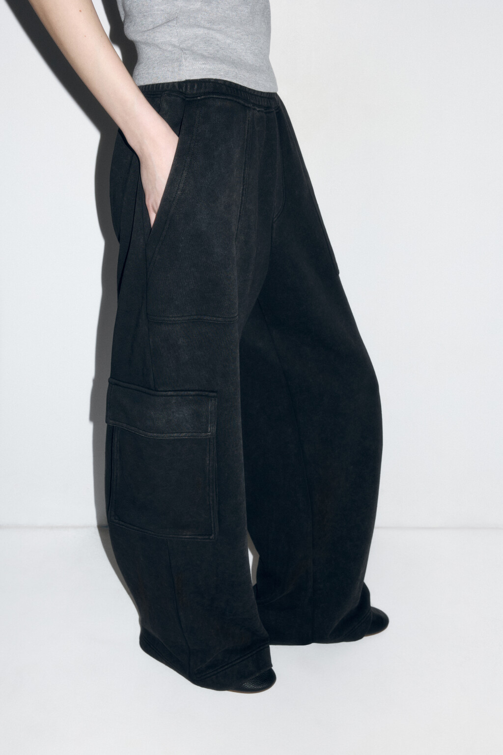 Брюки широкие трикотажные с накладными карманами - цвет серый - 2