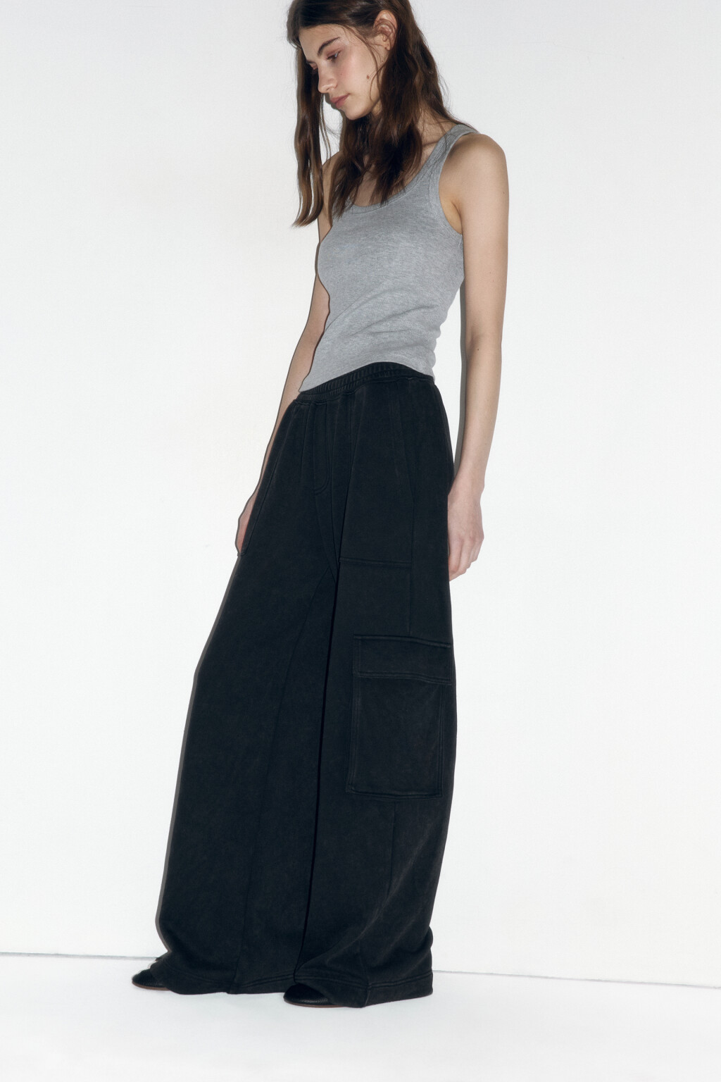 Брюки широкие трикотажные с накладными карманами - цвет серый - 1