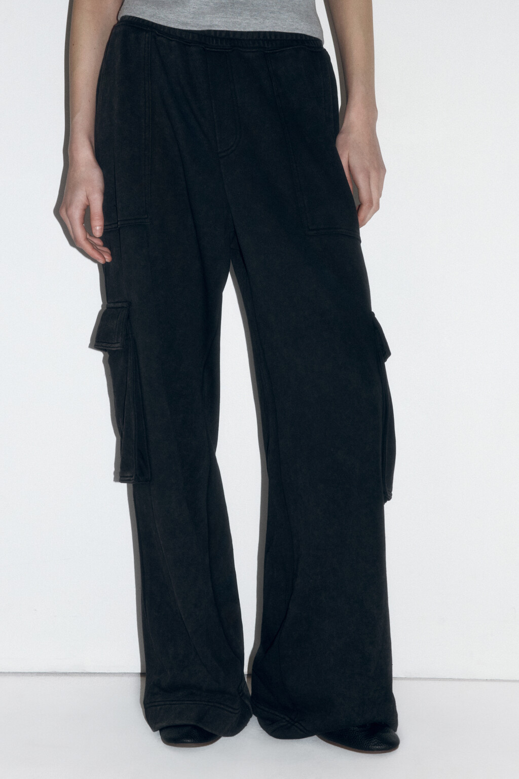 Брюки широкие трикотажные с накладными карманами - цвет серый - 3