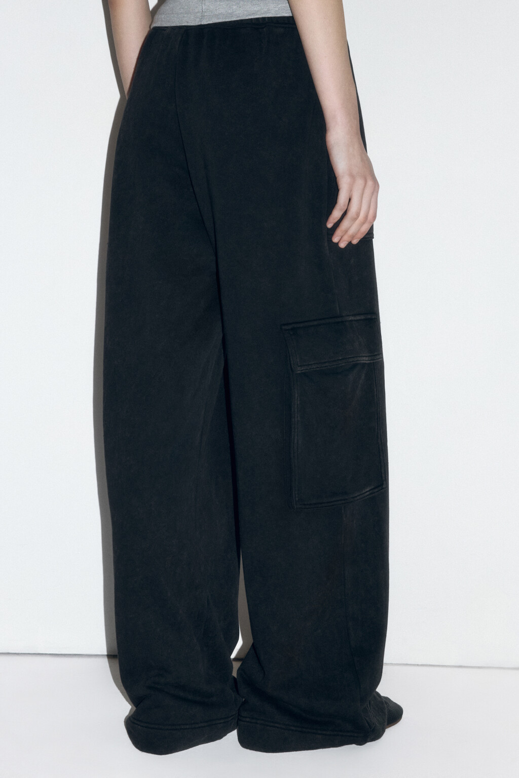 Брюки широкие трикотажные с накладными карманами - цвет серый - 4