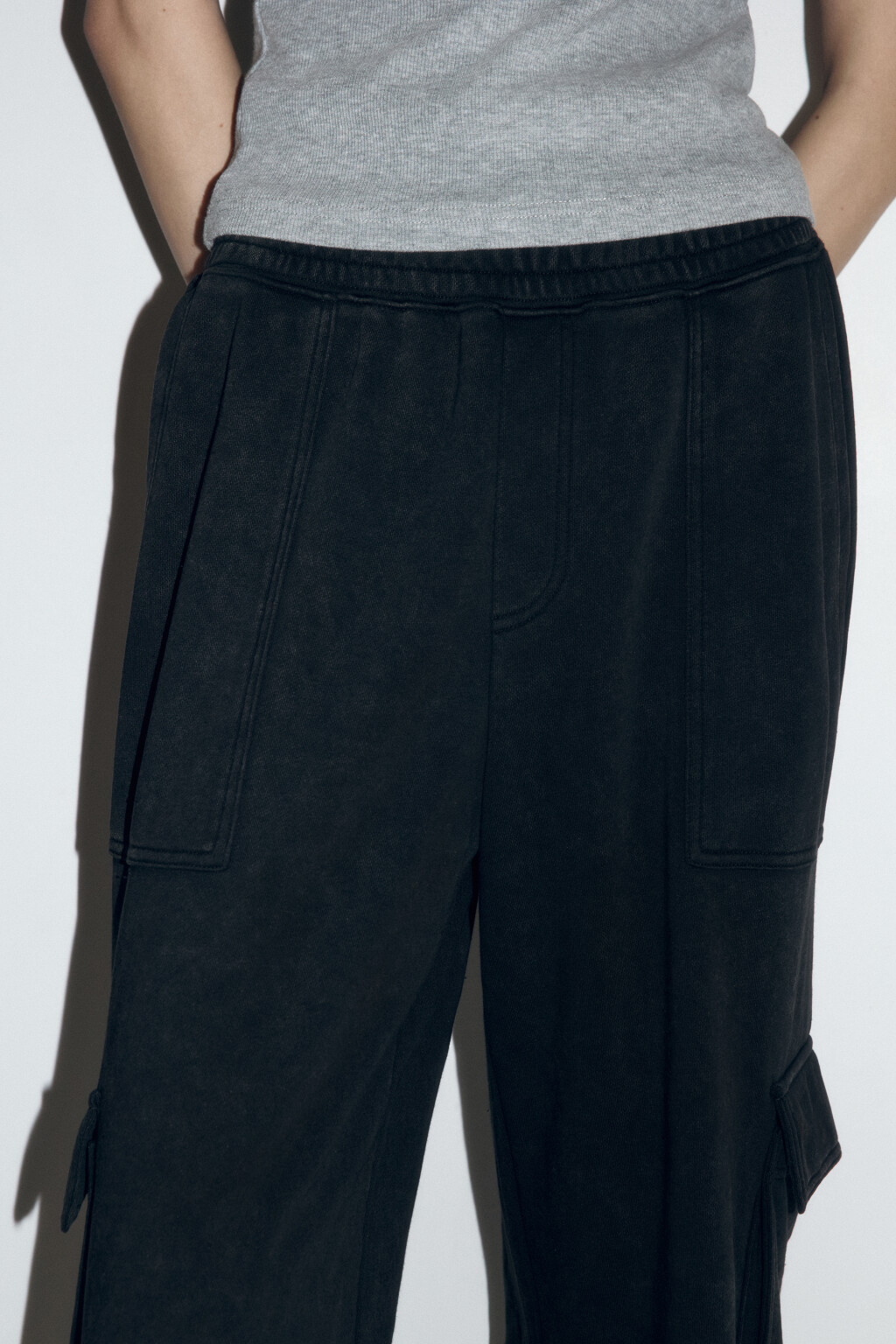 Брюки широкие трикотажные с накладными карманами - цвет серый - 5