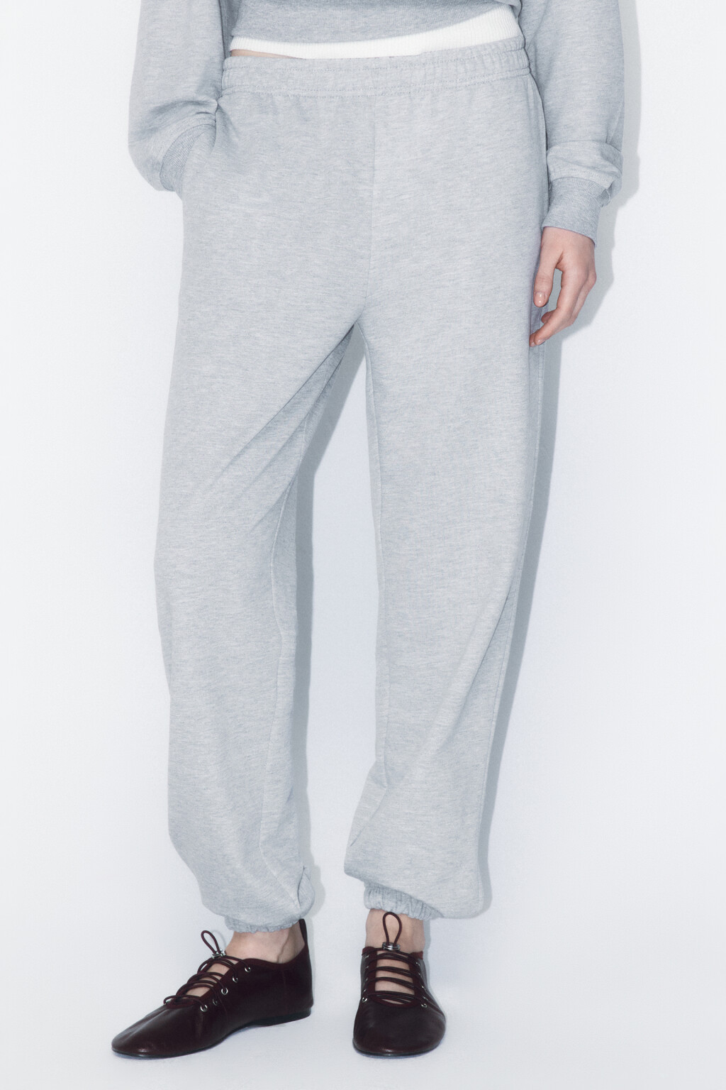 Брюки-джоггеры базовые трикотажные из футера - цвет серый - 2