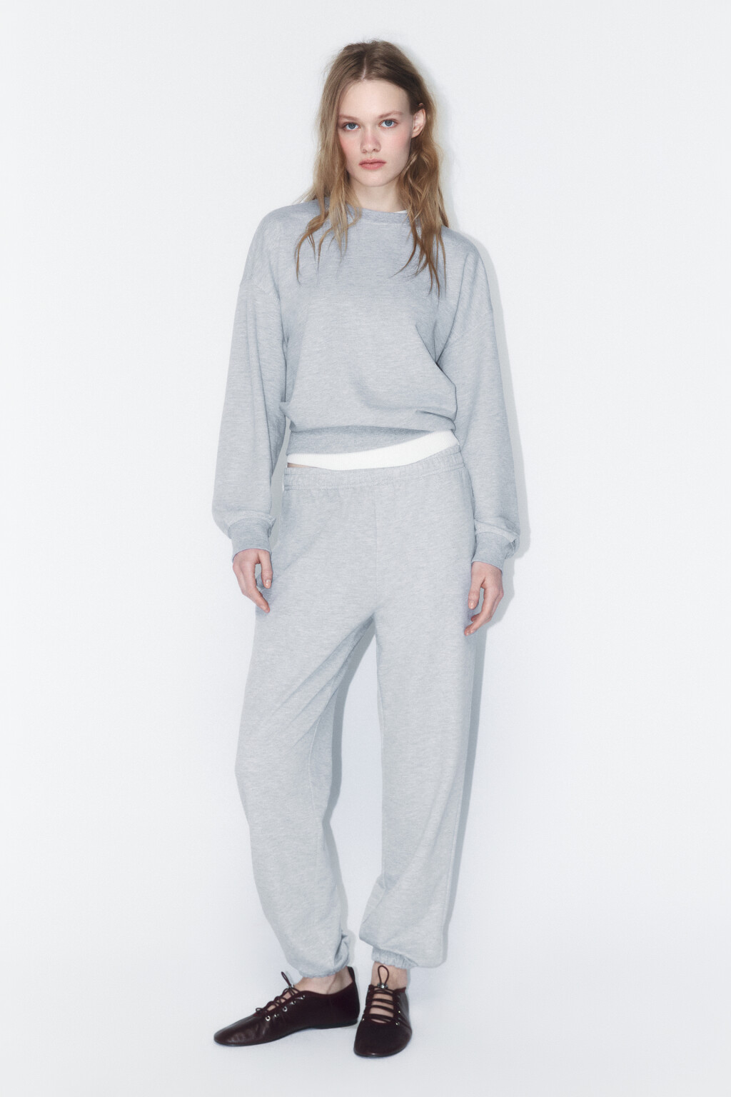 Брюки-джоггеры базовые трикотажные из футера - цвет серый - 4