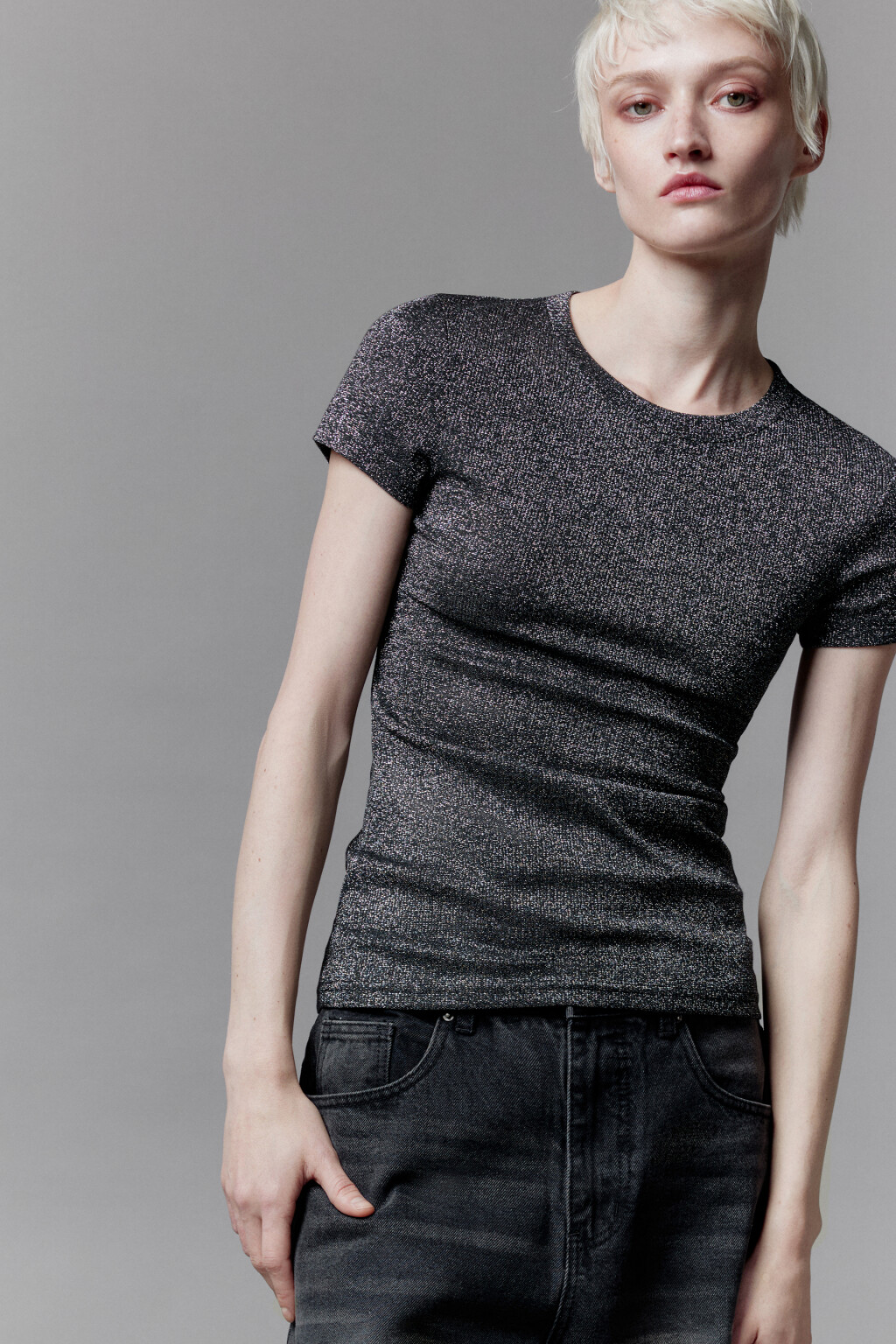Футболка облегающая блестящая с люрексом - цвет черный - 1
