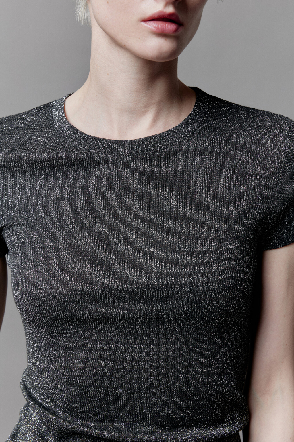 Футболка облегающая блестящая с люрексом - цвет черный - 6