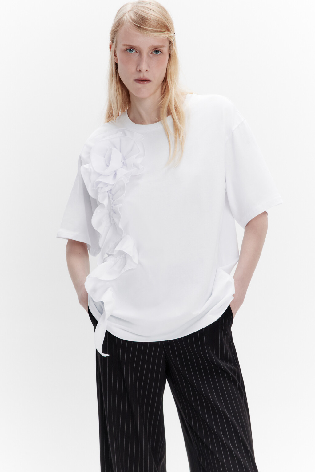 Футболка свободная с воланами и цветком - цвет белый - 1