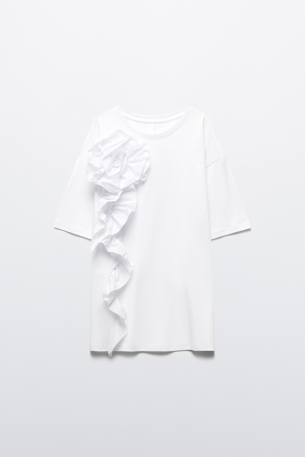 Футболка свободная с воланами и цветком - цвет белый - 8