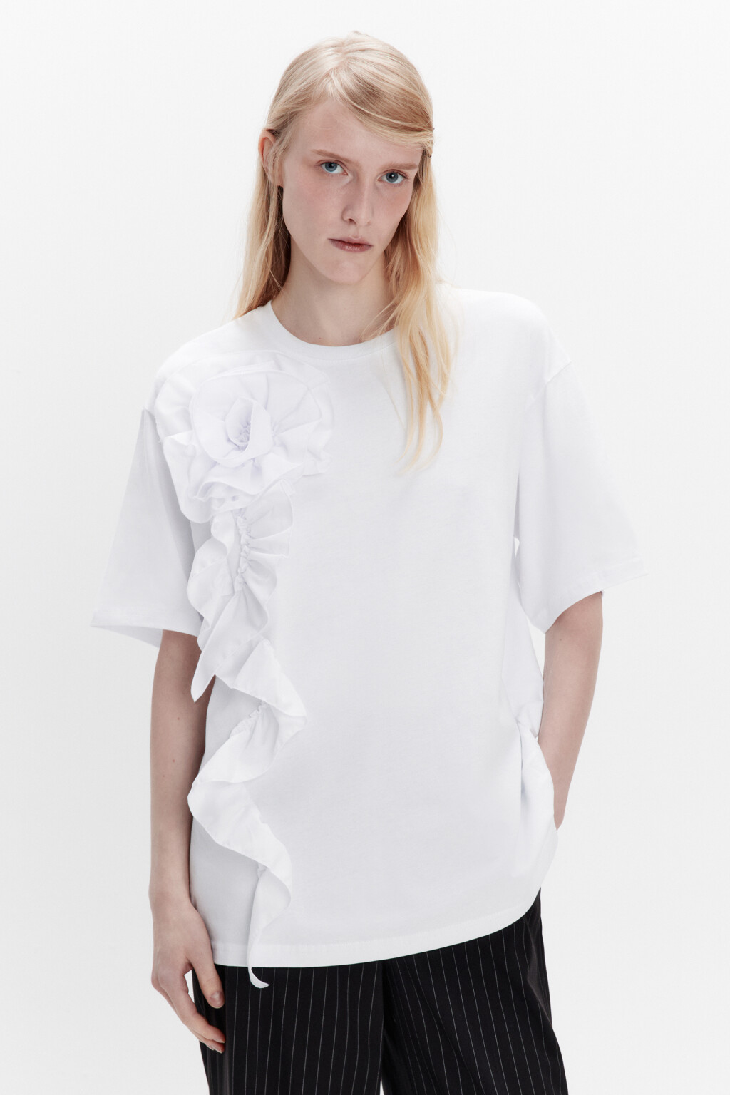 Футболка свободная с воланами и цветком - цвет белый - 2