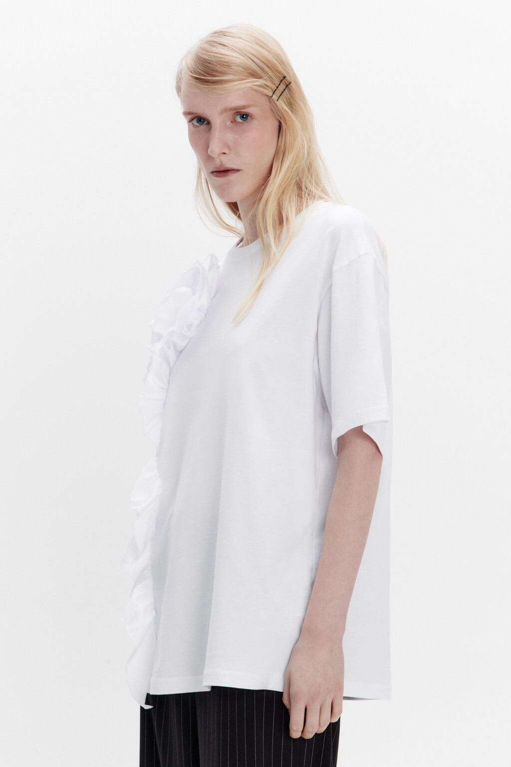 Футболка свободная с воланами и цветком - цвет белый - 3