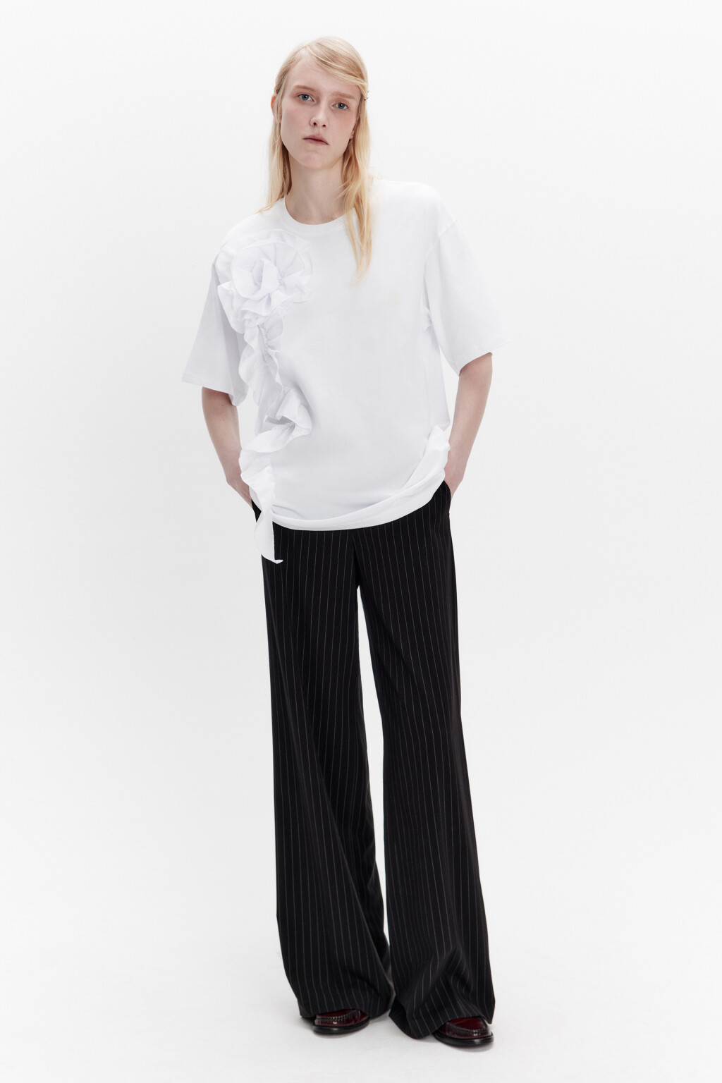 Футболка свободная с воланами и цветком - цвет белый - 5