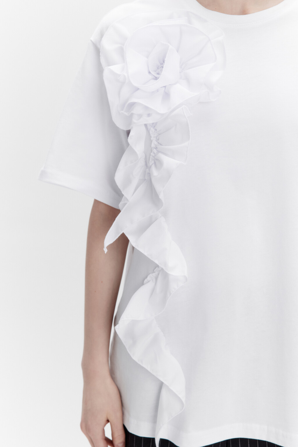 Футболка свободная с воланами и цветком - цвет белый - 6