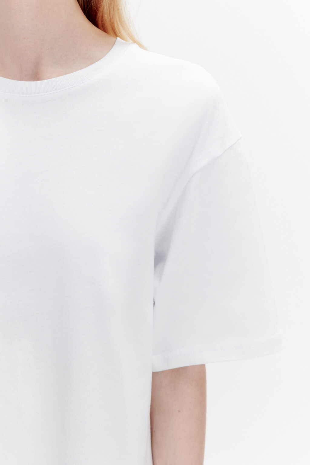 Футболка свободная с воланами и цветком - цвет белый - 7