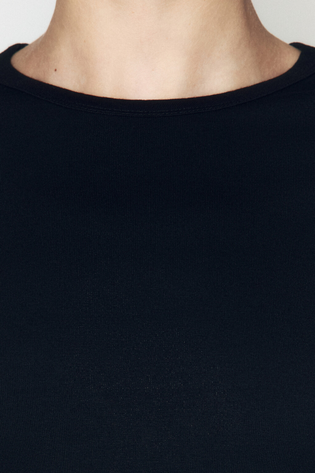 Футболка трикотажная из вискозы - цвет черный - 6