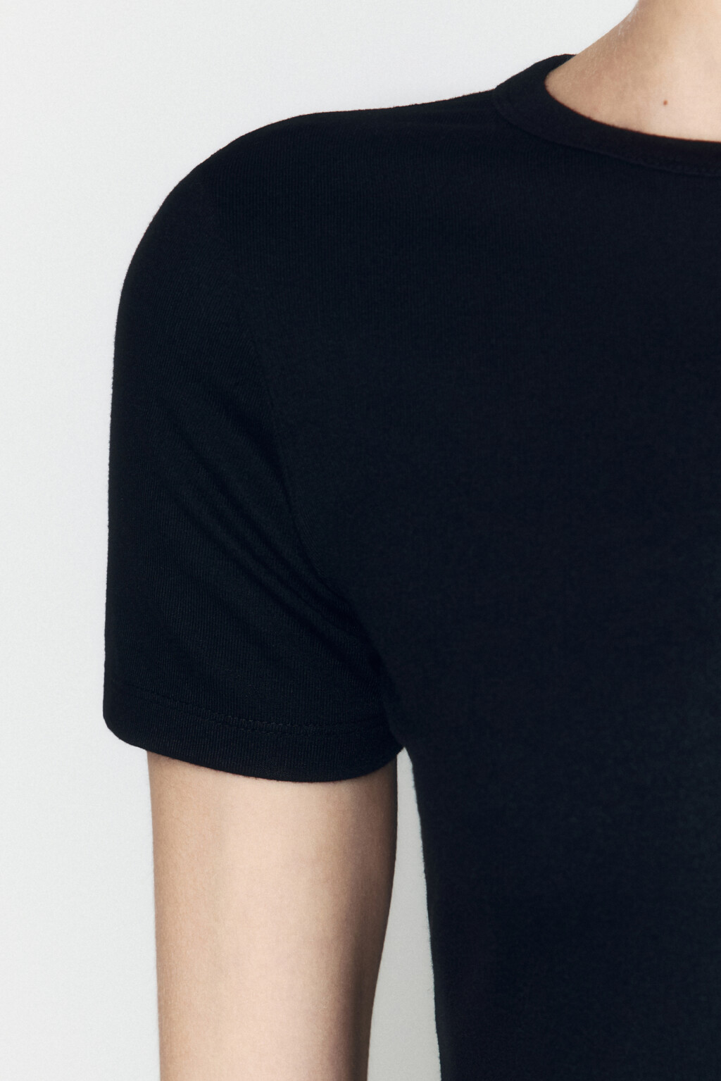 Футболка трикотажная из вискозы - цвет черный - 7