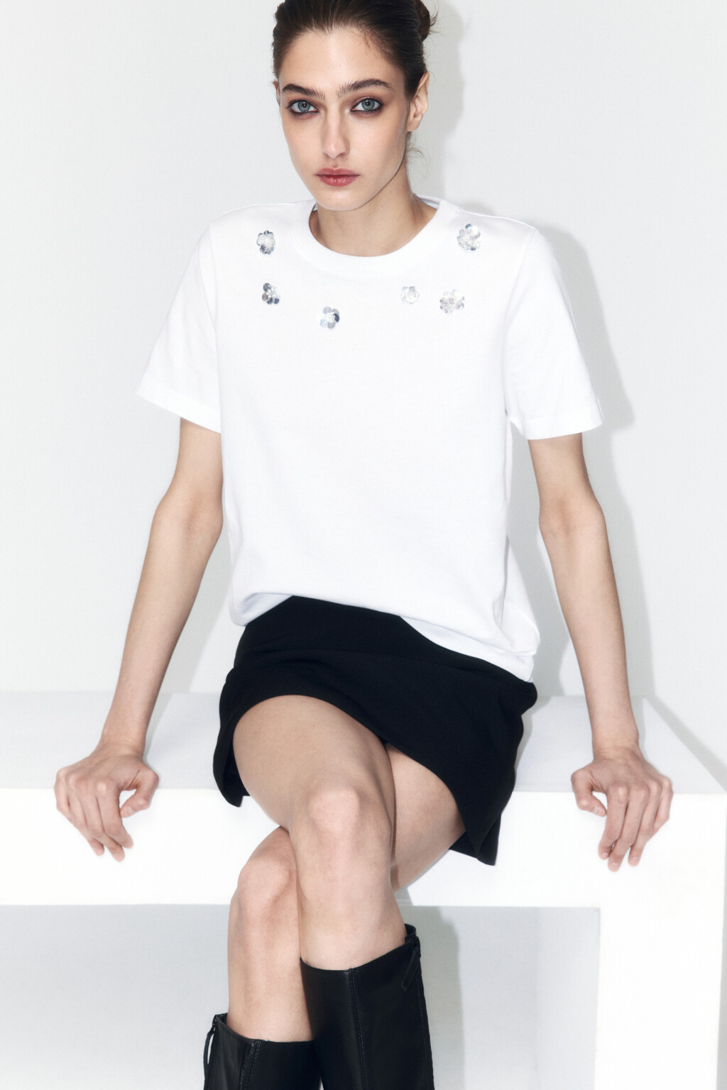 Футболка хлопковая с цветами из пайеток - цвет белый - 1