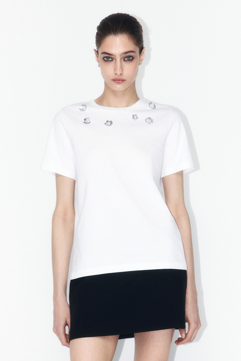 Футболка хлопковая с цветами из пайеток - цвет белый - 3