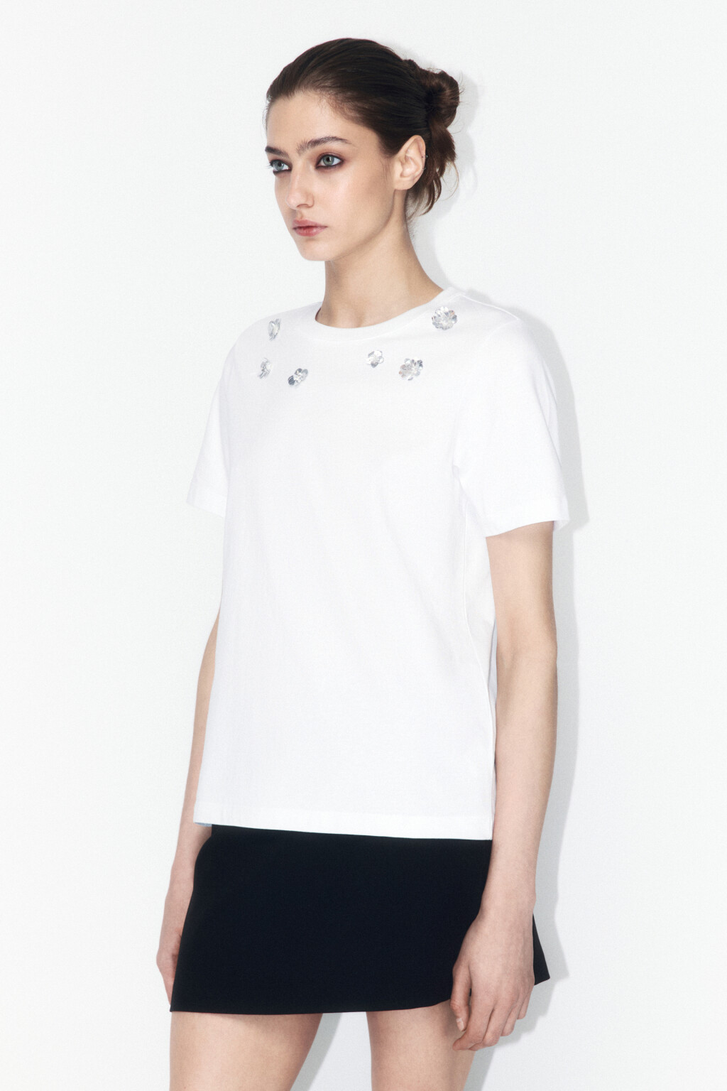 Футболка хлопковая с цветами из пайеток - цвет белый - 4