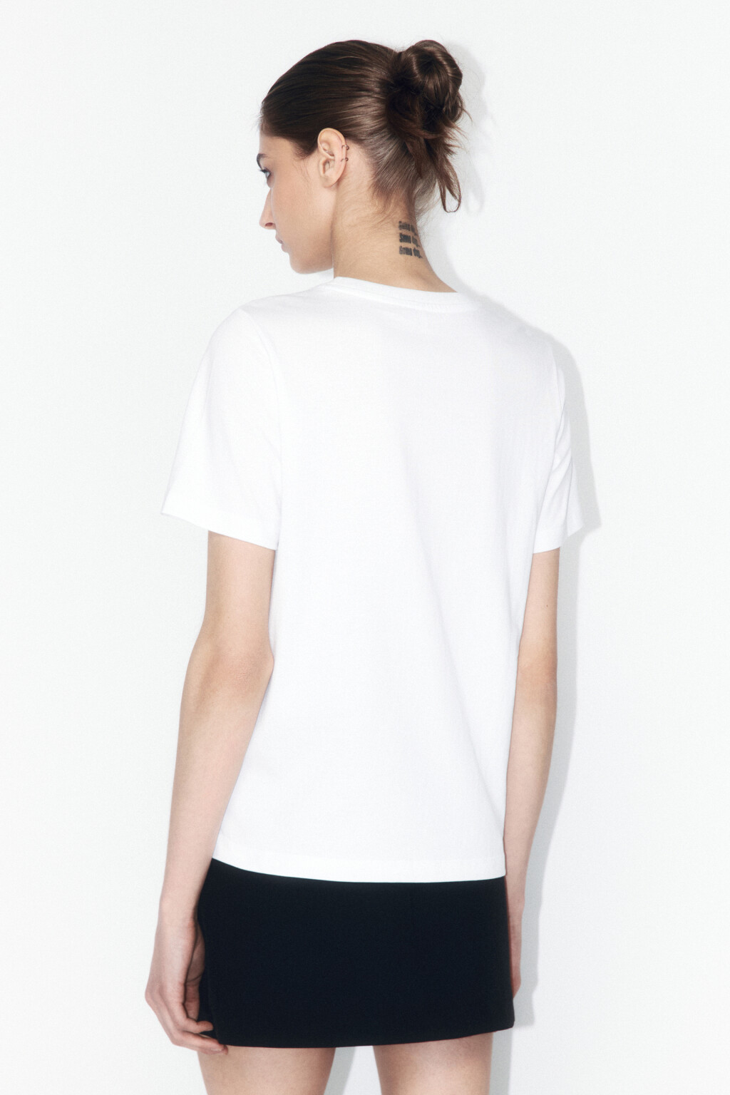 Футболка хлопковая с цветами из пайеток - цвет белый - 5