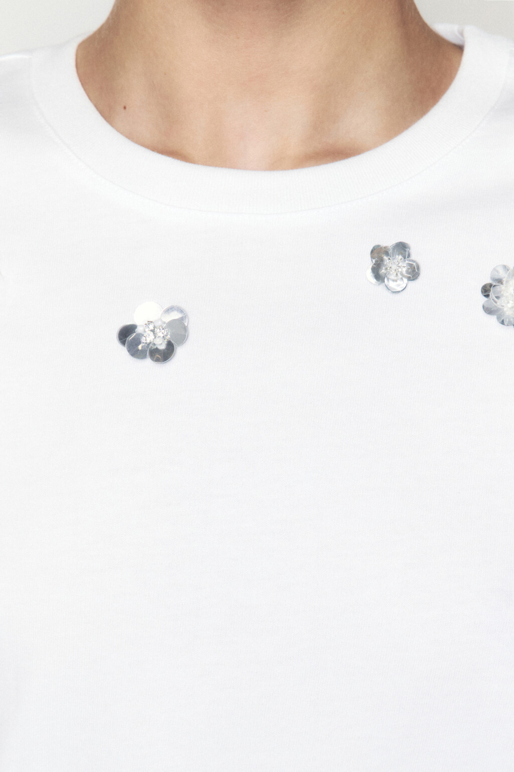 Футболка хлопковая с цветами из пайеток - цвет белый - 7